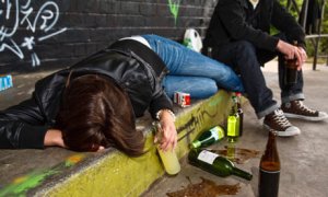 Teenagers-drinking-alcoho-007