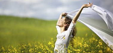 woman-yello-grass-happy-850x400